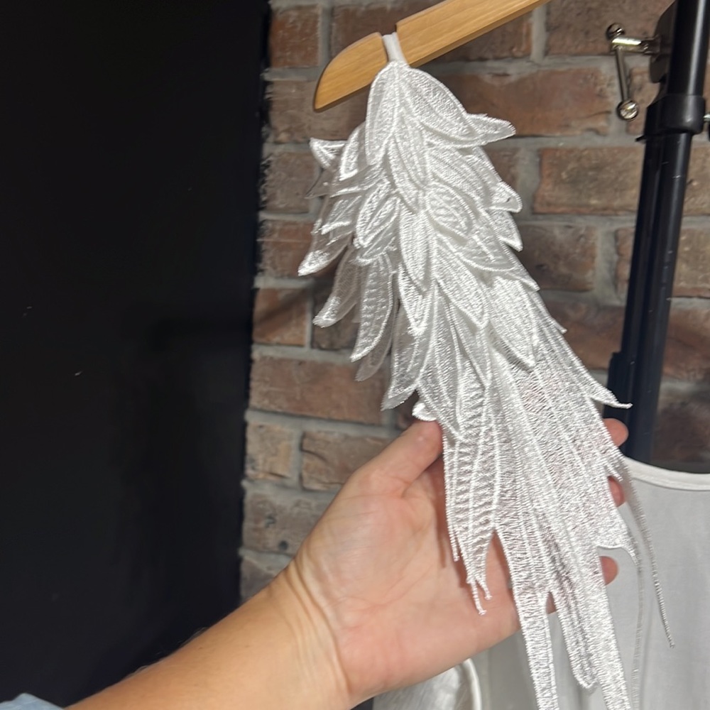 Gorgeous ROMWE white dress with beautiful“angel wings“ stripes - Picture 5 of 16